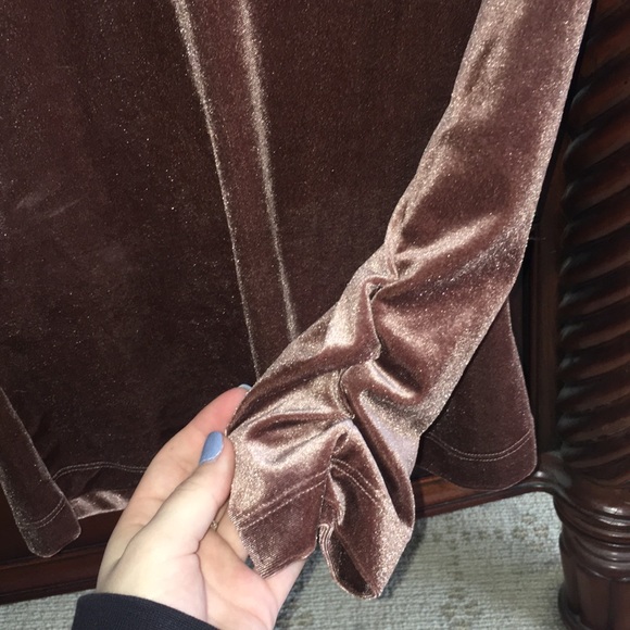 Long sleeve short scoop neck shirt - Picture 2 of 3